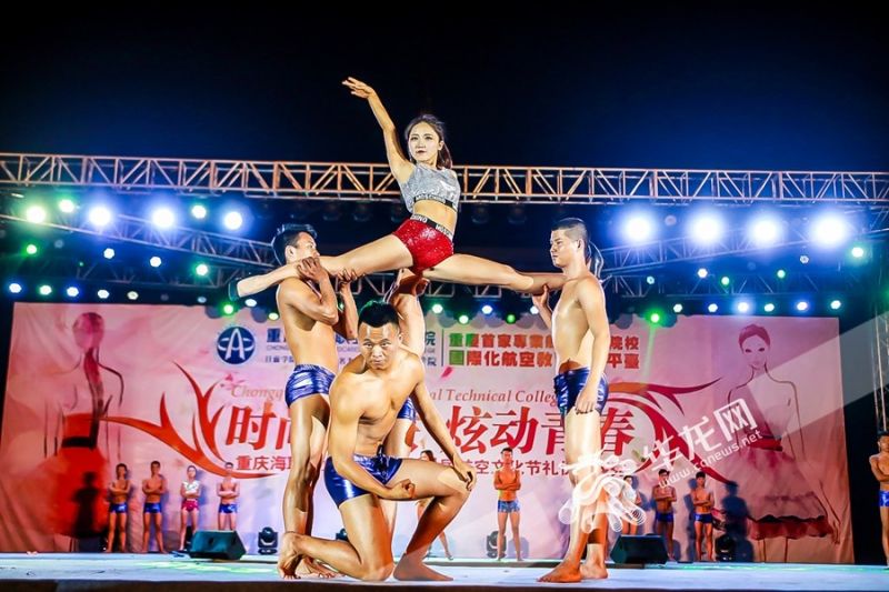 重庆一高校举办时装秀 肌肉男、基尼少女大玩空中“一字马”